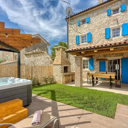 Casa vacanze Casa Darel With Whirlpool