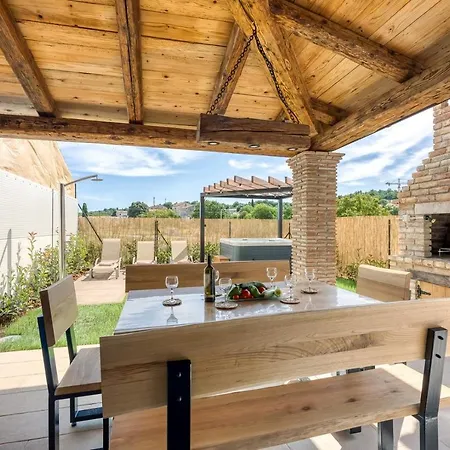 Casa Darel With Whirlpool 펜션